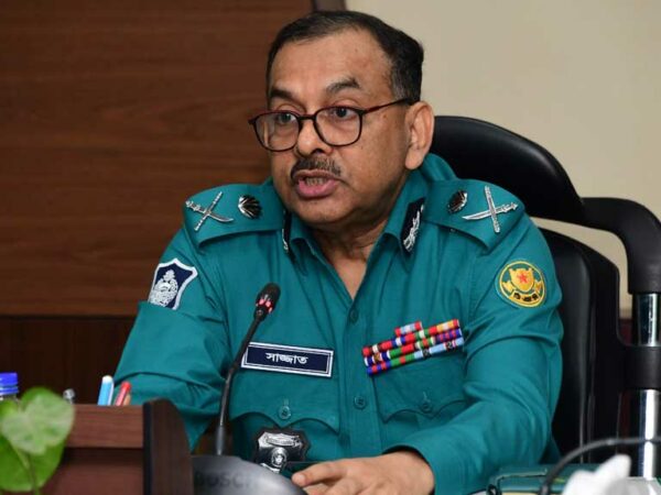 ড. ইউনূসের ‘মেটিকুলাস ডিজাইন’  অনুযায়ী নিয়োগকৃত ঢাকার পুলিশ কমিশনার শেখ মো. সাজ্জাত আলী বিভীষিকাময় হোলি আর্টিজানের কথা নাকি জানেনই না!