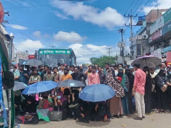রোহিঙ্গা ক্যাম্পে প্রায় ১২০০ স্থানীয় শিক্ষক চাকরিচ্যুত; কক্সবাজার-টেকনাফ মহাসড়কে বিক্ষোভ