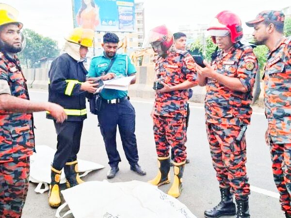 চট্টগ্রামে দাঁড়িয়ে থাকা কাভার্ড ভ্যানে পিকআপের ধাক্কা, নিহত ৫