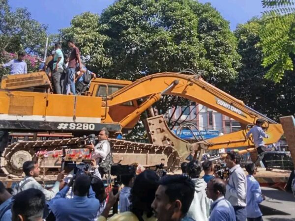 বুলডোজার নিয়ে ধানমন্ডি ৩২-এর পথে ঢাকা বিশ্ববিদ্যালয়ের শিক্ষার্থীরা