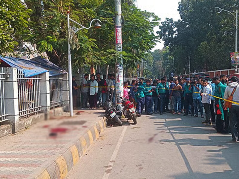 খুলনায় আদালত চত্বরে দুইজনকে গুলি