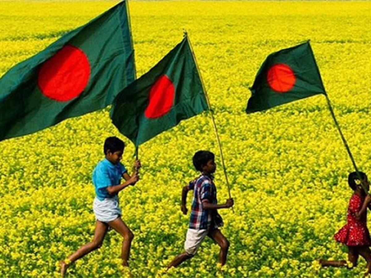 উত্তাল সাগরে বাংলাদেশ এক দিকহারা জাহাজ!