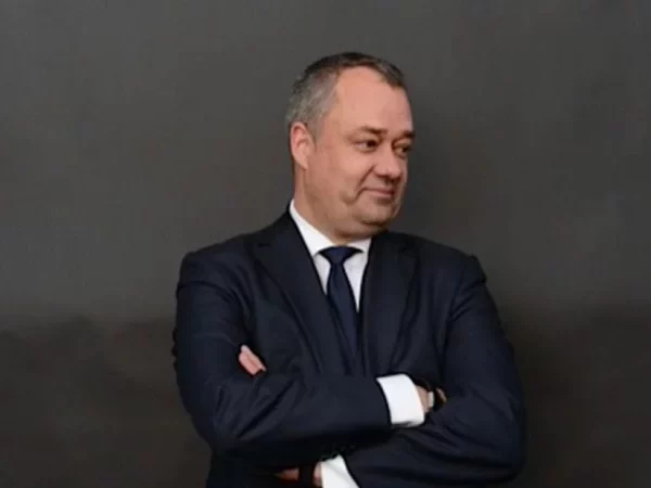 শেখ হাসিনার বিরুদ্ধে গণহত্যা মামলায় সরে দাঁড়ালেন ক্যাডম্যান