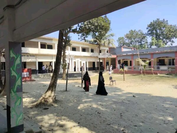 ফাঁকা ভোটকেন্দ্র; আনসার সদস্যরা অলস সময় কাটাচ্ছেন, বিজিবি সদস্যরা খেলছেন ক্রিকেট