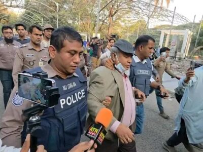 ধানমন্ডি ৩২-এ শ্রদ্ধা জানাতে গিয়ে আটক ঢাবি অধ্যাপক ডা. এ.কে.এম. জামাল উদ্দিন!