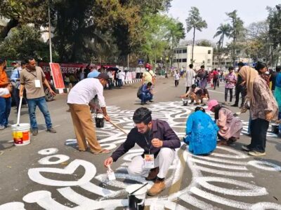 একুশে ফেব্রুয়ারি ঘিরে রং তুলির ছোঁয়ায় সেজে উঠেছে কেন্দ্রীয় শহীদ মিনার
