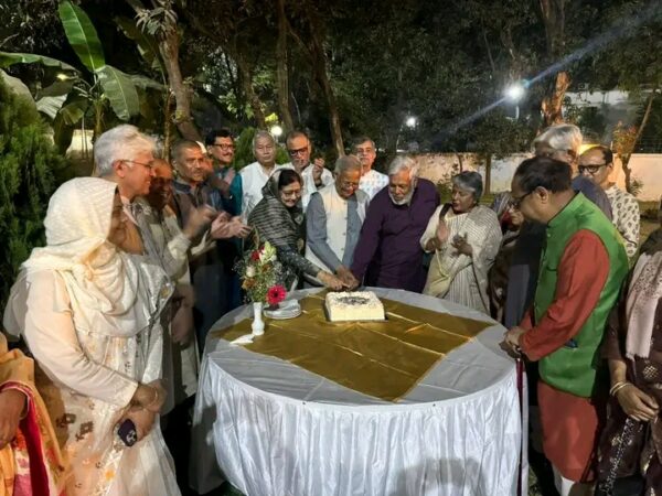 দুদক চেয়ারম্যান অভিযুক্তদের টেবিলে কী করছেন?