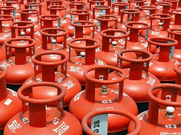 আরও বাড়ল এলপিজির দাম; কী খেয়ে বাঁচবে মানুষ?