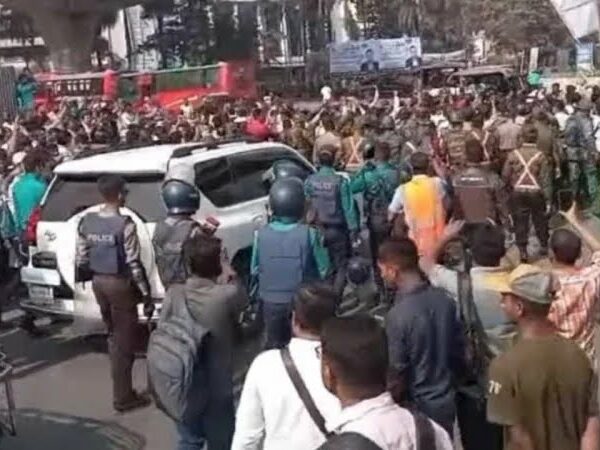 চট্টগ্রাম বন্দরে শ্রমিকদের তোপের মুখে নৌ উপদেষ্টা, ‘গো ব্যাক’ স্লোগান