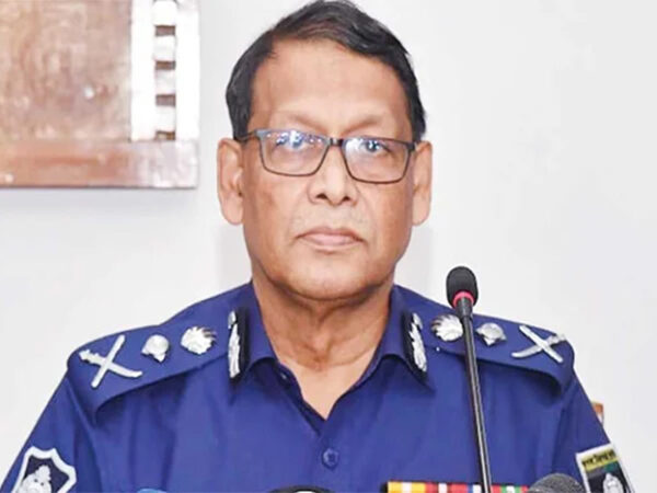 আট মাস চুক্তির মেয়াদ থাকলেও কেন লাল পাসপোর্ট সমর্পণ করতে চান আইজিপি?