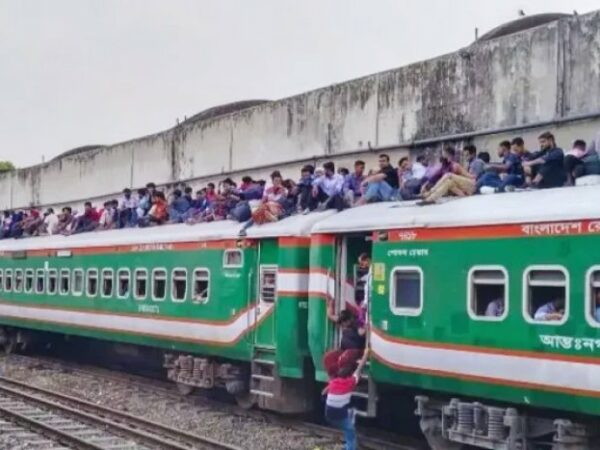 ঈদযাত্রায় ট্রেনে উপচেপড়া ভিড়, ছাদে তিল ধারণের জায়গা নেই