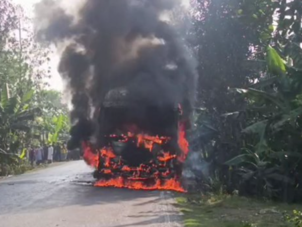 যশোরে চলন্ত বাসে আগুন, অল্পের জন্য রক্ষা যাত্রীদের