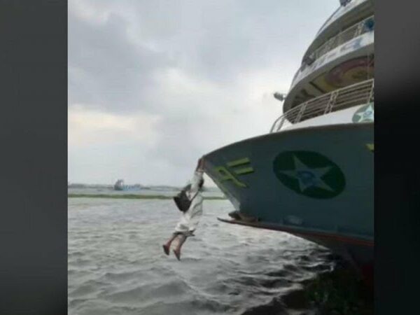 জীবনের ঝুঁকি নিয়ে লঞ্চ ধরে ঝুলছিলেন তিনি, পড়ে গেলেন ধলেশ্বরী নদীতে