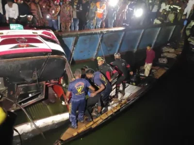 দৌলতদিয়া ফেরিঘাটে পদ্মায় পড়ল বাস, মৃত্যু প্রায় ২৩