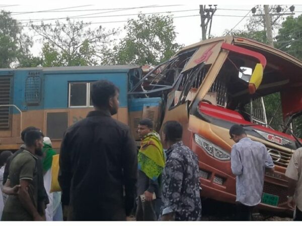 কুমিল্লায় ট্রেন-বাসের সংঘর্ষ: নিহতদের পরিবারকে ২৫ হাজার টাকা সহায়তা ঘোষণা