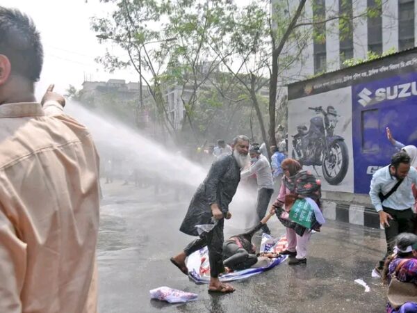 সুদসহ টাকা ফেরতের দাবিতে বিক্ষোভ, আমানতকারীদের ওপর জলকামান নিক্ষেপ