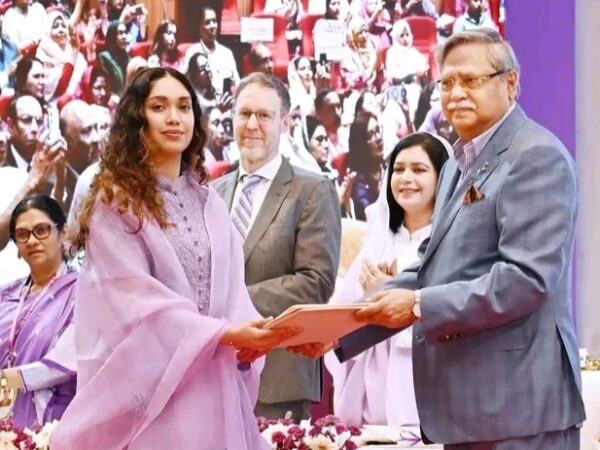 শ্রেষ্ঠ অদম্য নারী পুরস্কার পেলেন খালেদা জিয়াসহ ছয়জন নারী