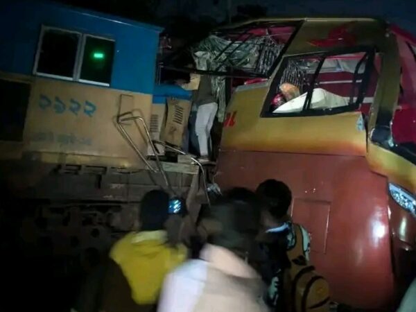 কুমিল্লায় লেভেল ক্রসিংয়ে বাস-ট্রেনে  সংঘর্ষ; বাড়ছে নিহতের সংখ্যা