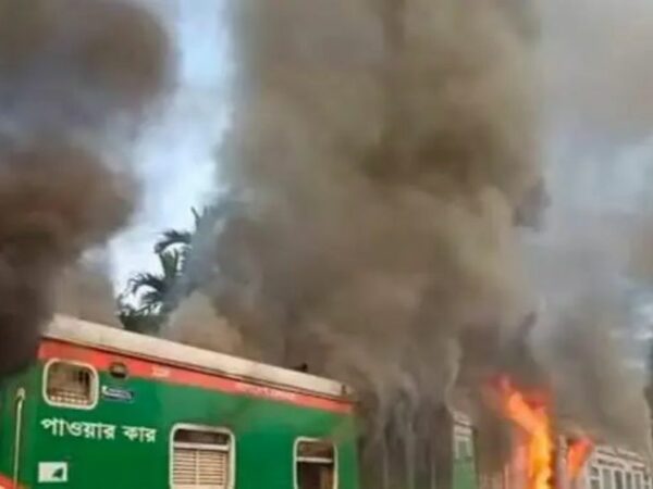 সীতাকুণ্ডে চট্টলা এক্সপ্রেসে ভয়াবহ আগুন