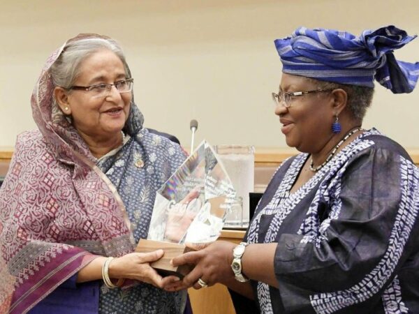 দেশের শিশুদের শতভাগ টিকার আওতায় আনার জন্য শেখ হাসিনা “ভ্যাকসিন হিরো” পুরস্কারে ভূষিত হন