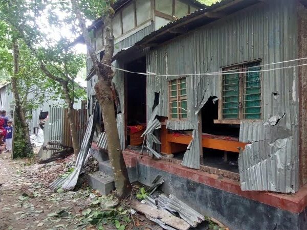 ভাঙ্গায় ঈদের নামাজ শেষে দুই গ্রামবাসীর মধ্যে রক্তক্ষয়ী সংঘর্ষ, লুটপাট, আহত ৩০