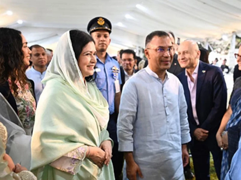 যমুনায় সর্বস্তরের মানুষের সাথে প্রধানমন্ত্রী  ঈদ শুভেচ্ছা বিনিময় করলেন