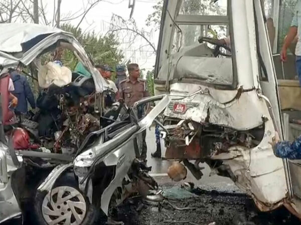 ভয়াবহ সংঘর্ষ বাগেরহাটে, বাসের সঙ্গে মাইক্রোবাসের সংঘর্ষে ১৩ নিহত জন