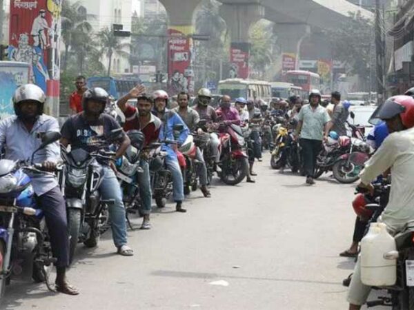 তীব্র গরমে তেলের পাম্পে লম্বা লাইনে দাঁড়িয়ে মারা গেলেন এক ব্যক্তি