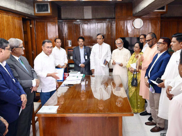 ১২ সিটির পরিচ্ছন্নতাকর্মীদের ৫ হাজার টাকা করে ঈদ উপহার দিলেন প্রধানমন্ত্রী