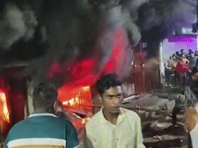 মধ্যরাতে মিরপুরের বেনারসি পল্লীতে ভয়াবহ আগুন