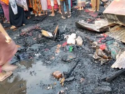 ঝালকাঠি শহরের শ্মশানঘাট এলাকায় ঘরবাড়িতে আগুন, প্রায় ১৬ ঘর পুড়ে ছাই