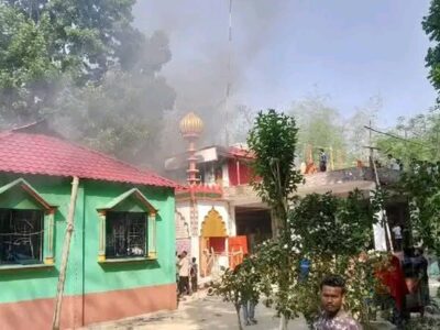 কুষ্টিয়ায় পীরকে প্রকাশ্য দিবালোকে পিটিয়ে, মব করে হত্যা! আগুন