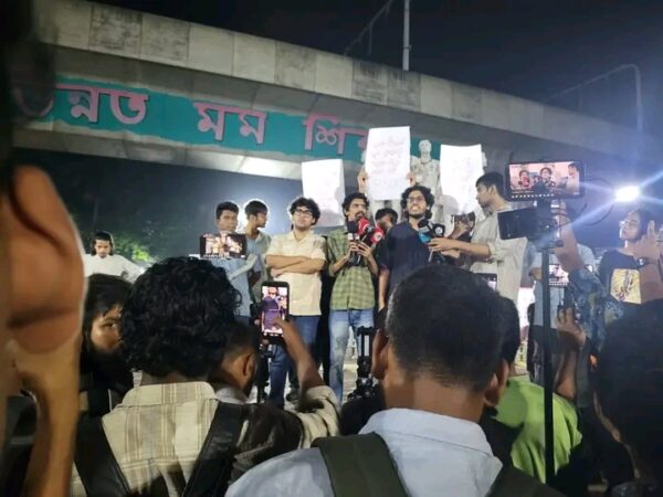 কুষ্টিয়ায় মাজারে হামলা, আগুন, পীর হত্যার প্রতিবাদে ঢাবিতে বিক্ষোভ