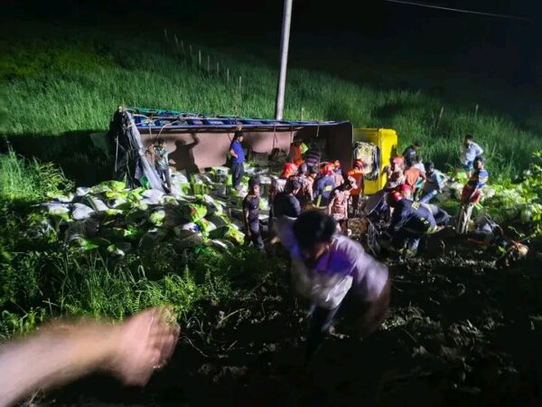 কুমিল্লার দাউদকান্দিতে ট্রাক খাদে, মারা গেলেন ৭