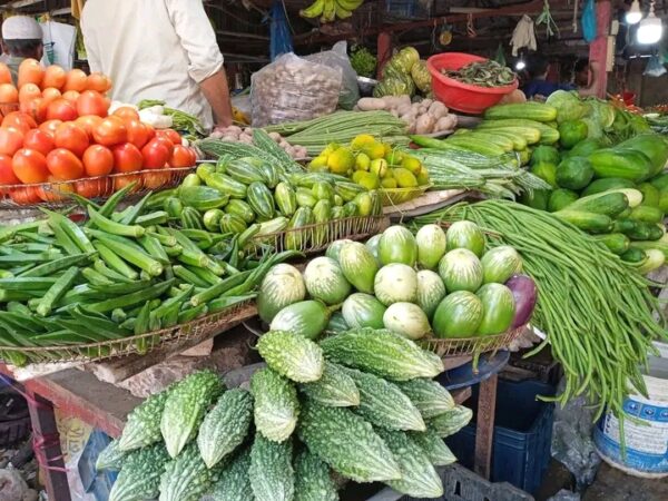 পণ্যের বাড়তি দামে ক্রেতার নিঃশ্বাস বন্ধ, বাজারের অবস্থা খুব খারাপ