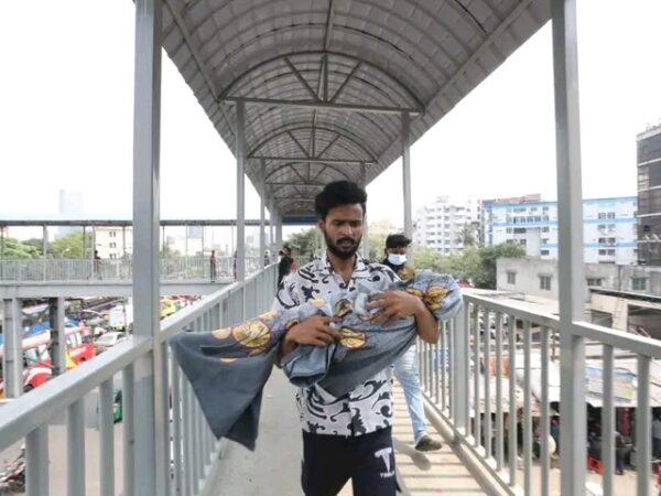 পৃথিবীর সবচাইতে ভারী বস্তুটি বহন করে চলেছেন হতভাগ‍্য এক পিতা! হামের টিকার অভাবে মারা গেলো তিন বছর বয়সী শিশুটি