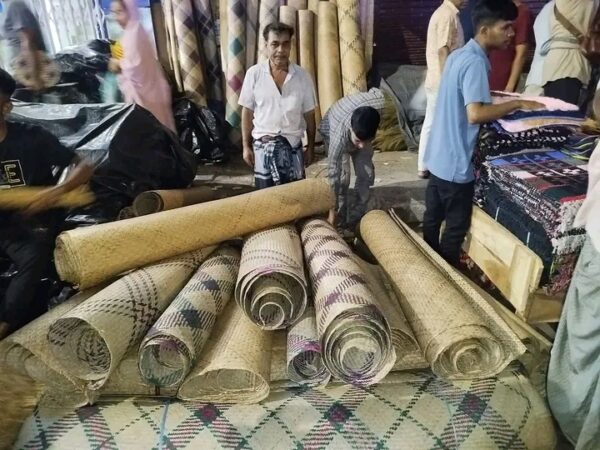 চট্টগ্রামের ঐতিহ্যবাহী বৈশাখী মেলা ঘিরে সক্রিয় হয়ে উঠেছে একাধিক চাঁদাবাজ চক্র