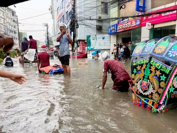 সামান্য বৃষ্টিতে ডুবল সড়ক, কৃত্রিম বন্যায় চট্টগ্রামে মারাত্মক জনদুর্ভোগ