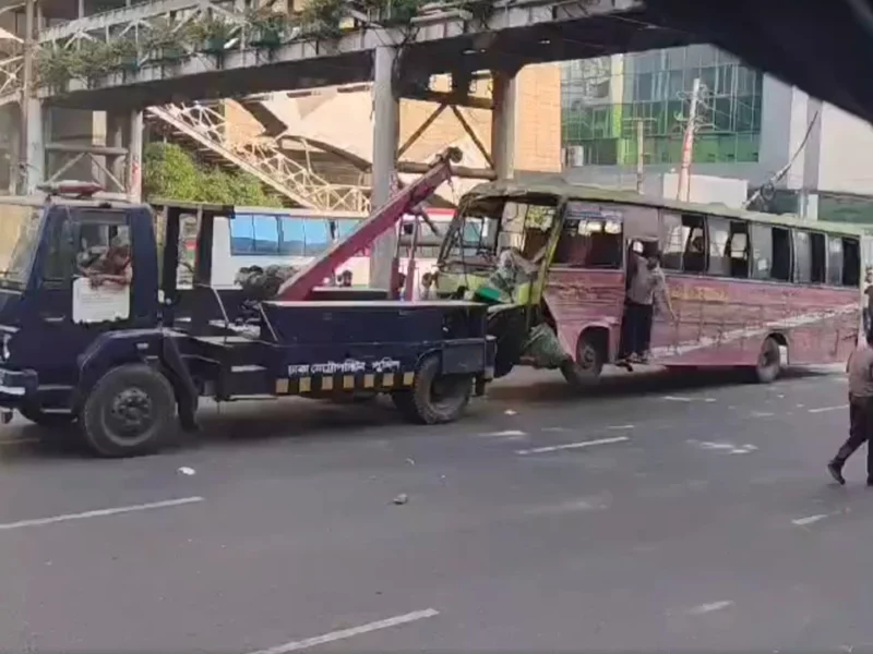 রাজধানীতে বাসের ধাক্কায় মর্মান্তিকভাবে নিহত দুই শ্রমিক