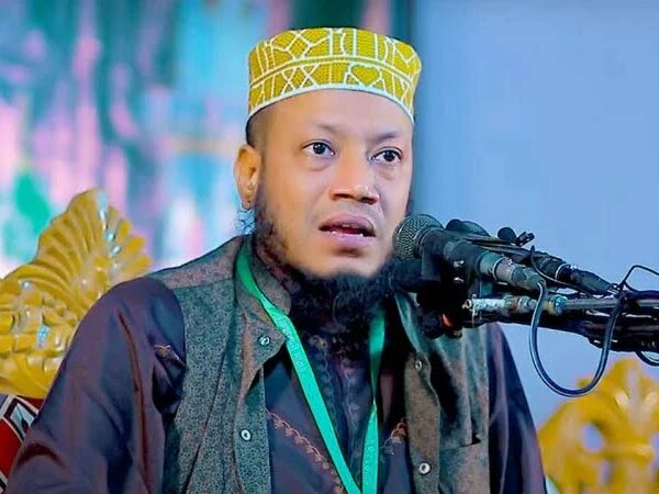 মন্ত্রীকে ‘নাস্তিক’ উপাধি! জামাতি হামজার বিরুদ্ধে গ্রেপ্তারি পরোয়ানা