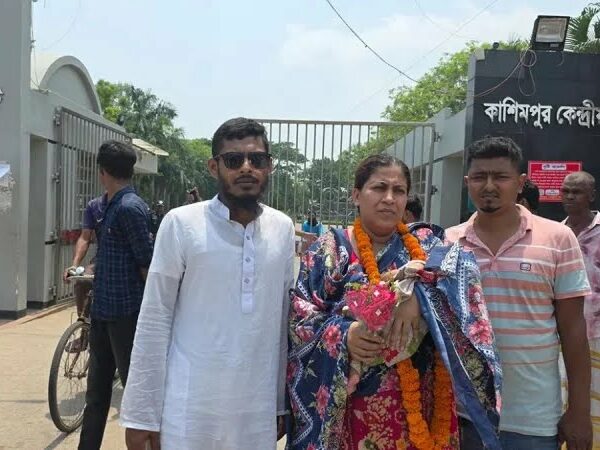 ৪৬ দিনের সন্তানসহ কারাগার থেকে মুক্তি পেলেন যুব মহিলা লীগ নেত্রী