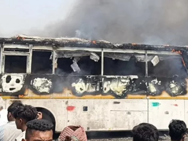 কুমিল্লায় ৩ বাস আগুনে পুড়ে ছাই!