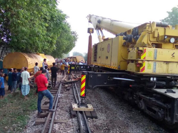 হবিগঞ্জে তেলবাহী ট্রেন লাইনচ্যুত! তেল লুটপাট