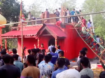 মাজারে হামলা: ‘ইসলাম রক্ষার’ নামে আইন হাতে তুলে নিচ্ছে জামাত শিবির