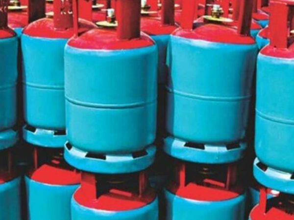 তেলের পর এলপিজির দাম আকাশছোঁয়া, ১২ কেজির সিলিন্ডারে বাড়ল ২১২ টাকা