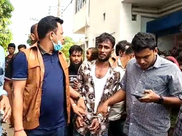 আদালত চত্বর থেকে ফিল্মি কায়দায় হাতকড়াসহ পালাল আসামি