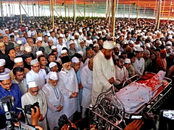 মুক্তিযোদ্ধা মোশাররফ হোসেনের জানাজায় মানুষের ঢল, ‌‌‘জয় বাংলা’ স্লোগানে বিদায়