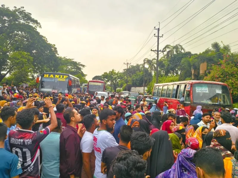 বেতন-বোনাসের দাবিতে ঢাকা-চট্টগ্রাম মহাসড়ক অবরোধ, পুলিশের টিয়ারগ্যাস নিক্ষেপ