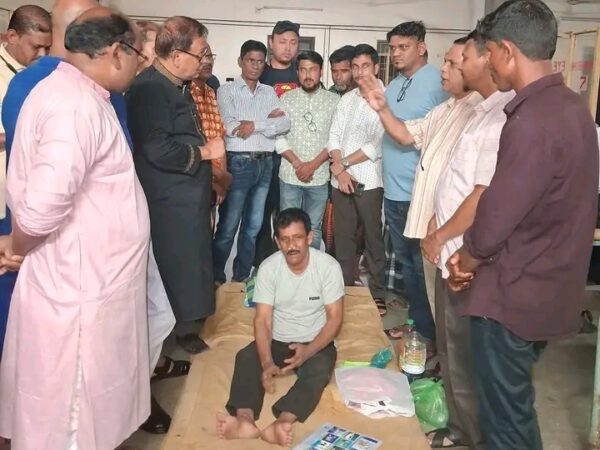 মিথ্যা ধর্ষণের অভিযোগ এনে মব সৃষ্টি করে দোকানের ভিতরে ঢুকে হিন্দু ব্যবসায়ীকে মারধর ও লুটপাট