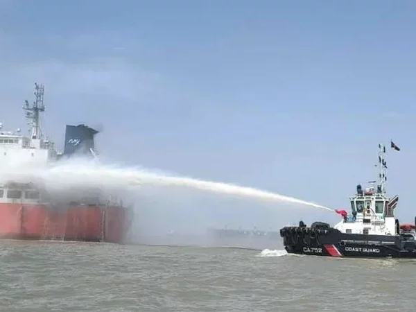 চট্টগ্রাম বন্দরে তেলবাহী জাহাজে অগ্নিকাণ্ডের ঘটনা